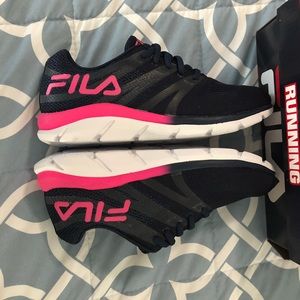 Girls Fila Running Shoes Size 5Y NWT Girls Fila Running Shoes Size 5Y NWT